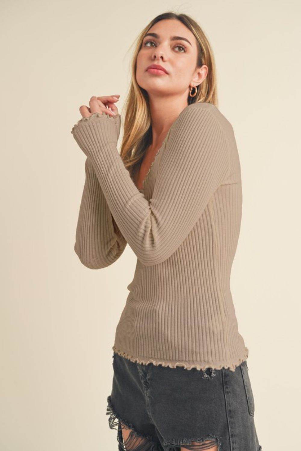 Aemi + Co Lettuce Hem Scoop Neck Long Sleeve Knit Top - us.meeeshop