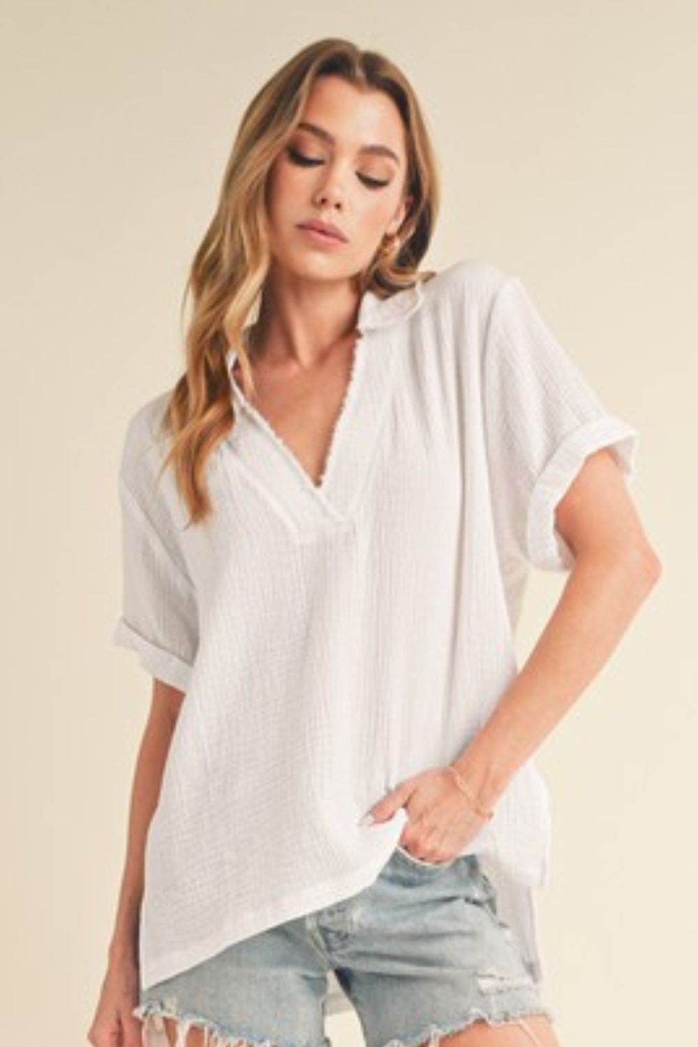 Aemi + Co Side Slit Johnny Collar Short Sleeve Cotton Gauze Blouse in White - us.meeeshop