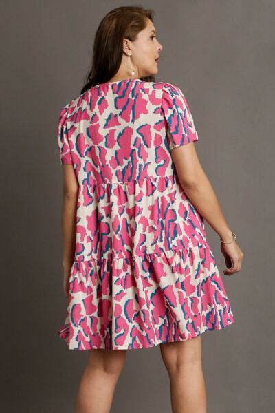 Umgee Abstract Print Pleat Detail Short Sleeve V-Neck Tiered Dress Plus Size - us.meeeshop