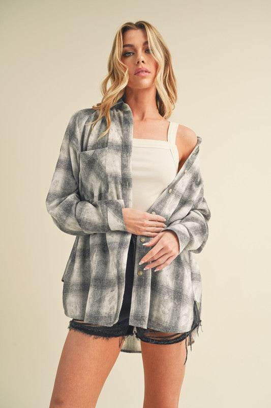 Aemi + Co Washed Plaid Flannel Side Step Hem Shirt in White/Gray - us.meeeshop