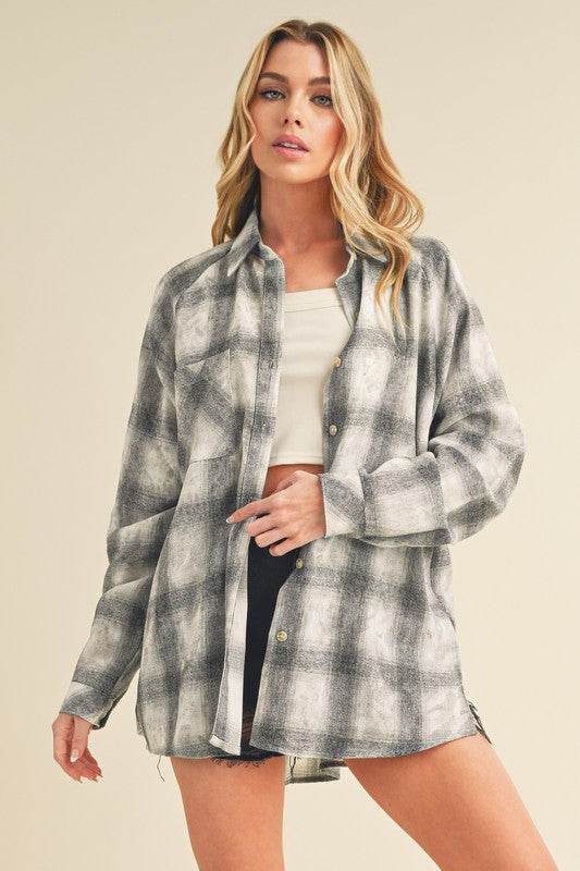 Aemi + Co Washed Plaid Flannel Side Step Hem Shirt in White/Gray - us.meeeshop