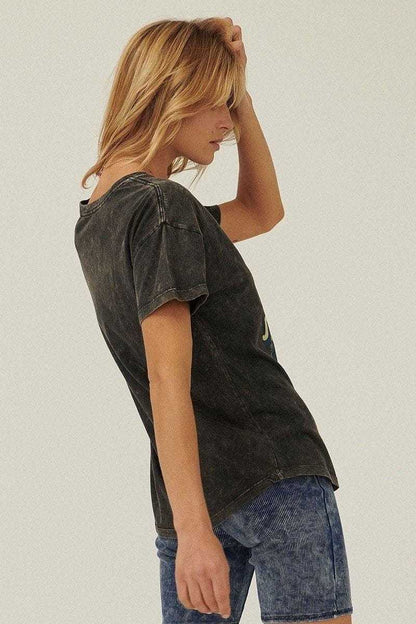 A Mineral Washed Graphic T-shirt | us.meeeshop
