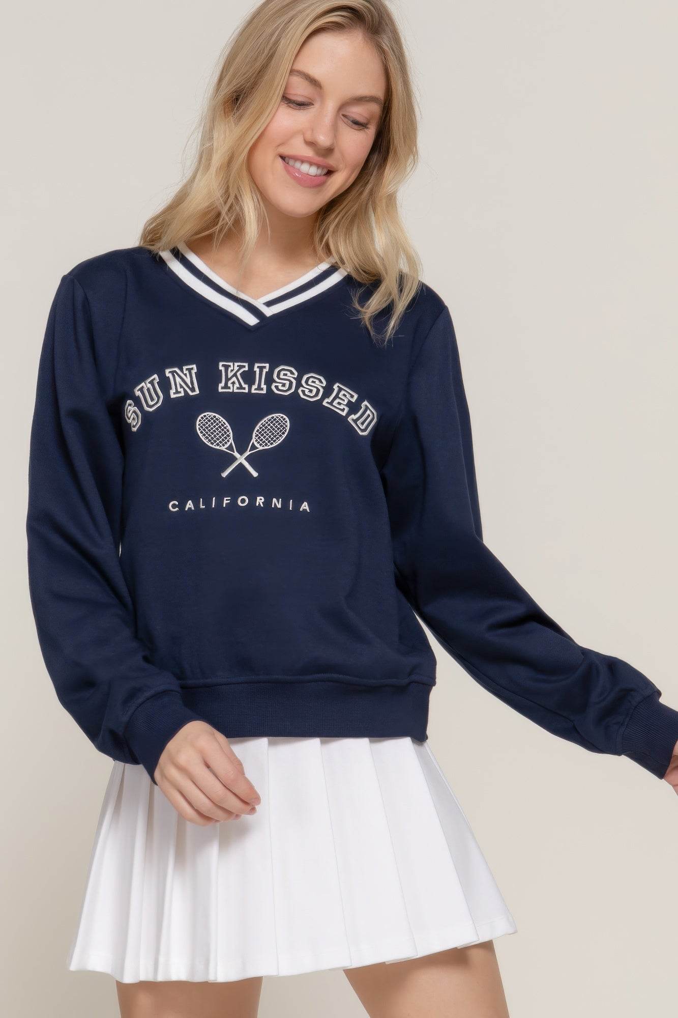 Long slv v-neck embroidered sweatshirt - us.meeeshop