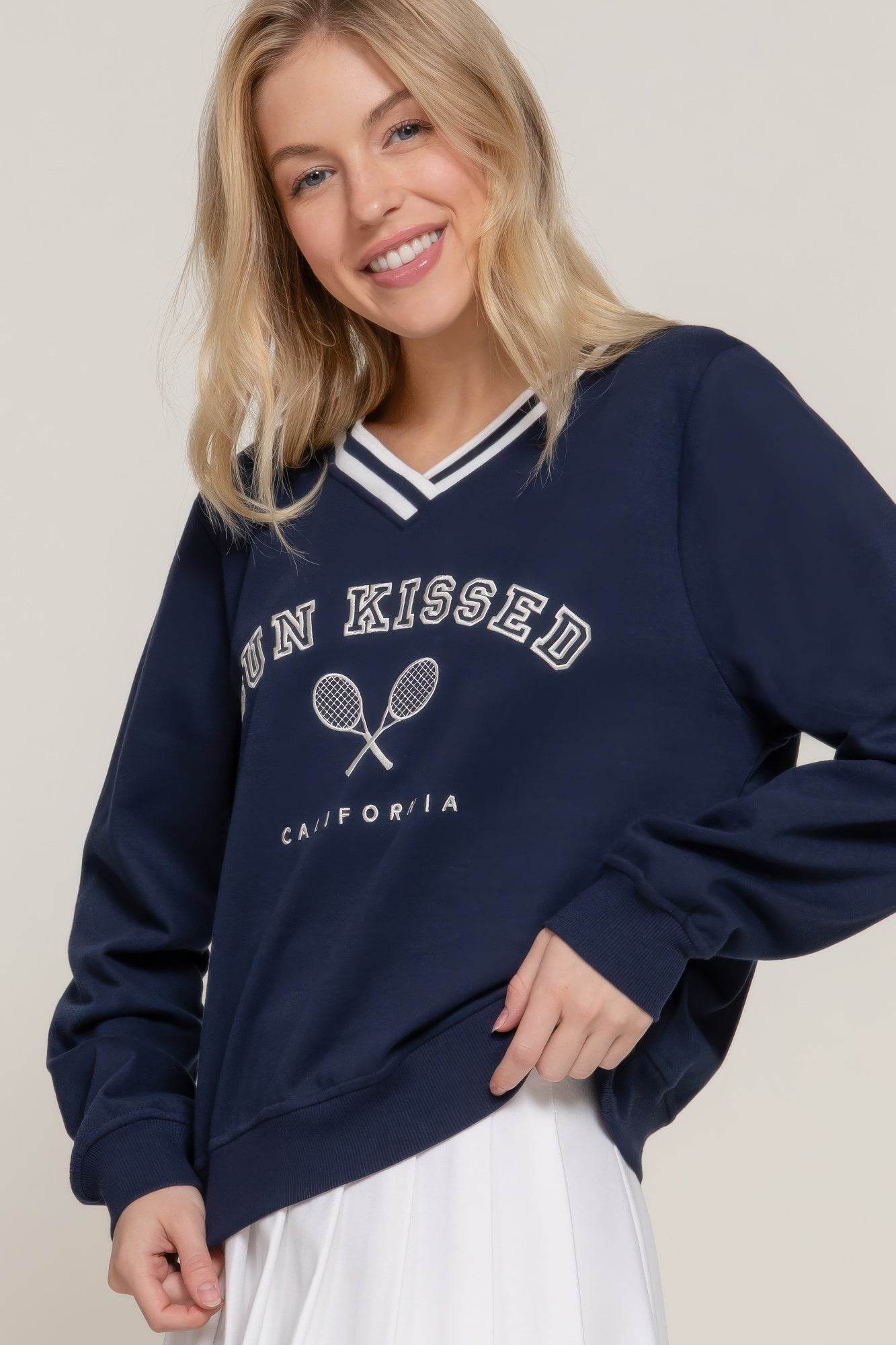 Long slv v-neck embroidered sweatshirt - us.meeeshop