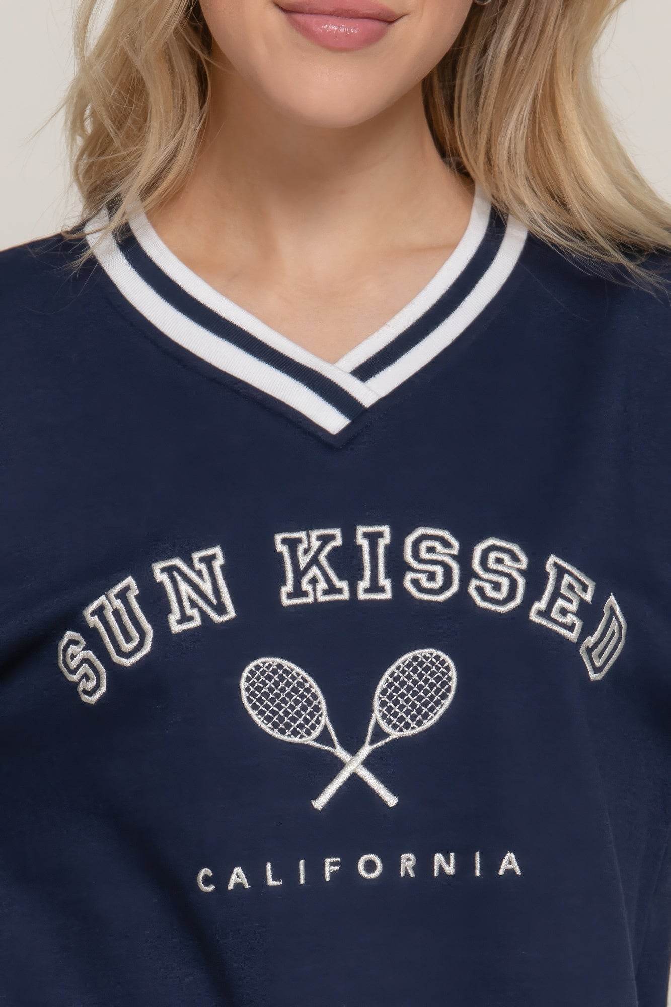 Long slv v-neck embroidered sweatshirt - us.meeeshop