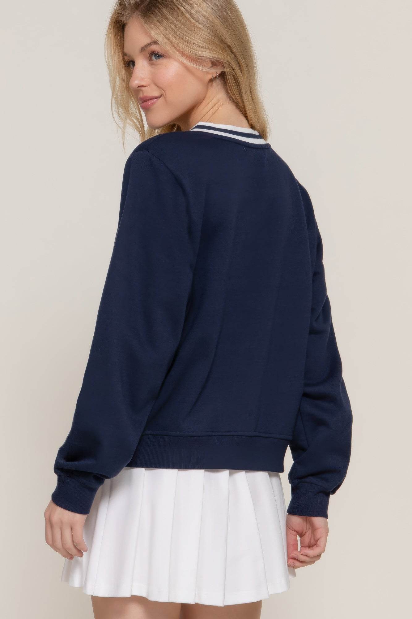 Long slv v-neck embroidered sweatshirt - us.meeeshop