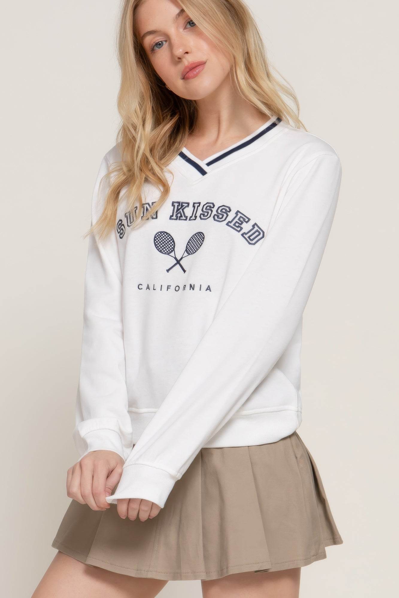 Long slv v-neck embroidered sweatshirt - us.meeeshop