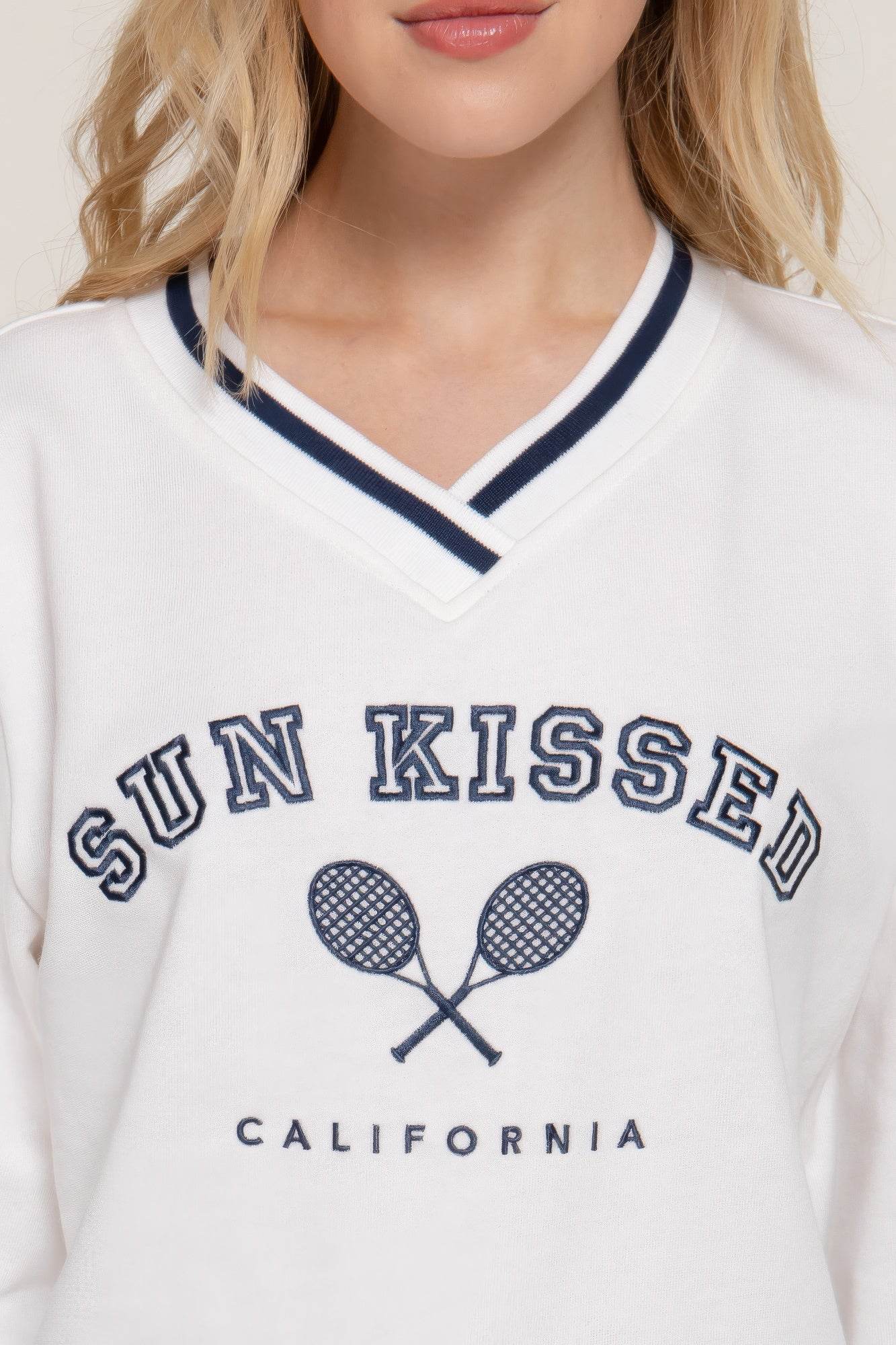 Long slv v-neck embroidered sweatshirt - us.meeeshop