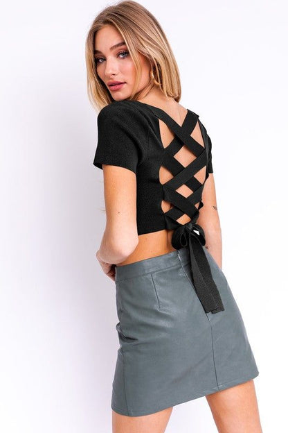 LE LIS | Short Sleeve Criss Cross Back Knit Top | us.meeeshop