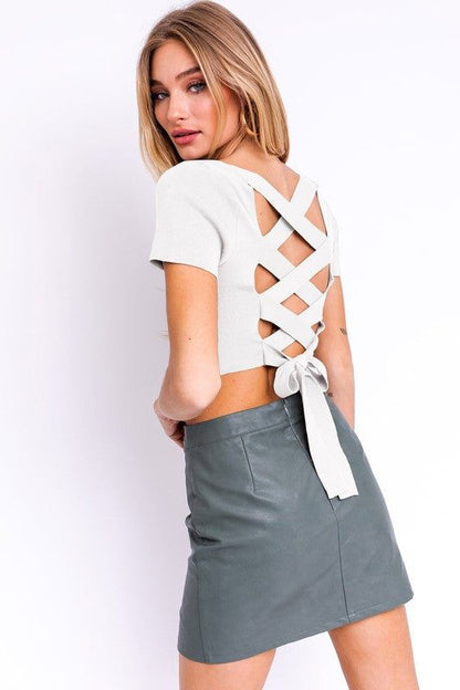 LE LIS | Short Sleeve Criss Cross Back Knit Top | us.meeeshop