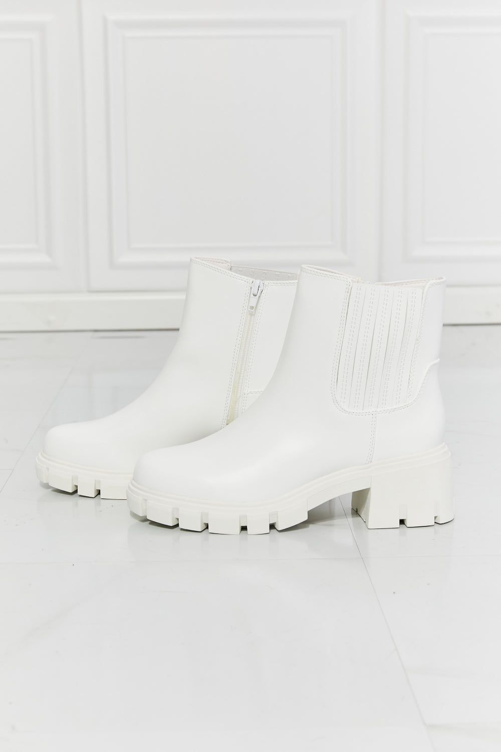 MMShoes What It Takes Lug Sole Chelsea Boots in White us.meeeshop - 