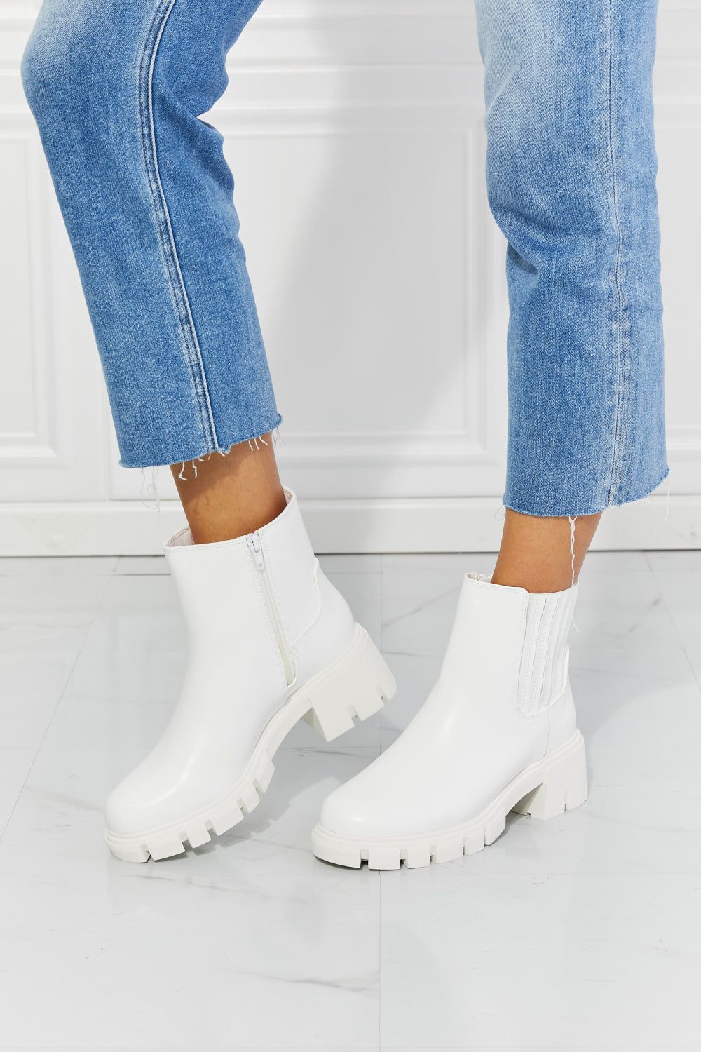 MMShoes What It Takes Lug Sole Chelsea Boots in White us.meeeshop - 