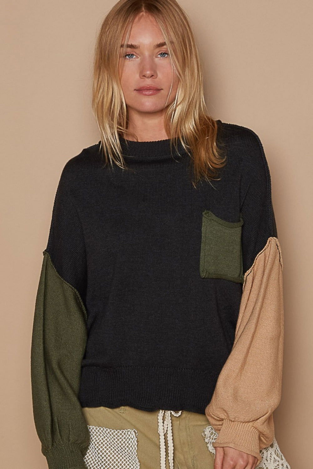 POL Color Block Roll Hem Hacci Sweater In Black us.meeeshop - 