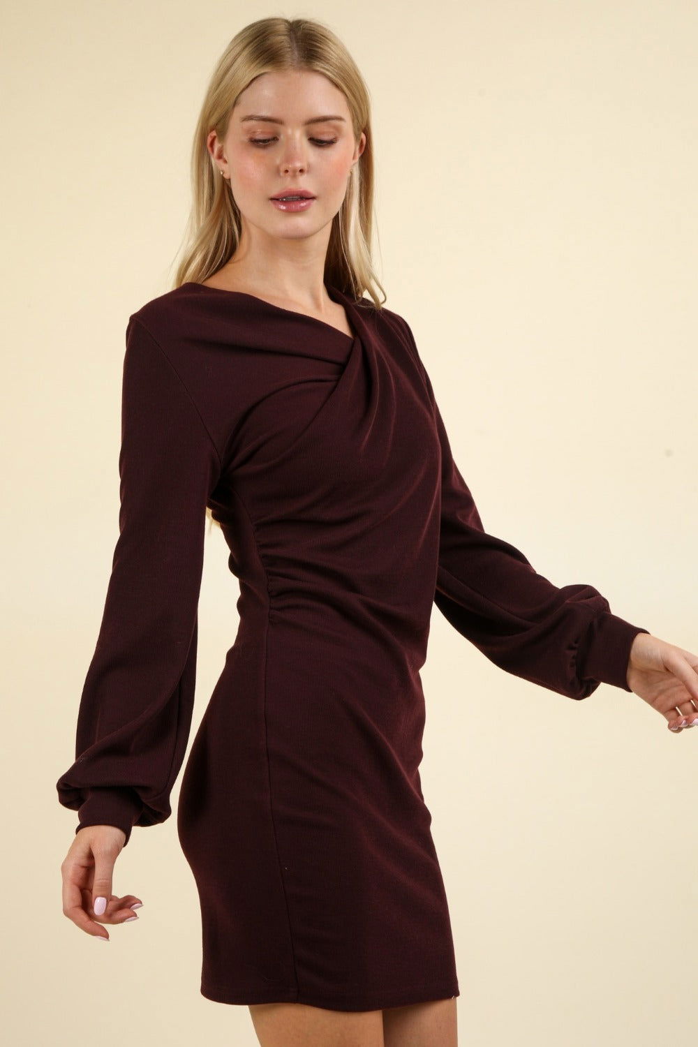 VERY J Ruched Detail Bodycon Mini Dress In Wine us.meeeshop - 