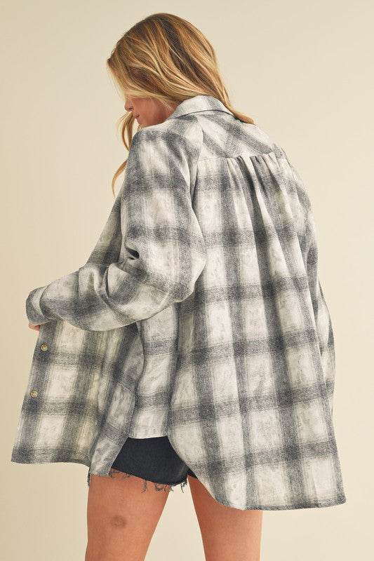 Aemi + Co Washed Plaid Flannel Side Step Hem Shirt in White/Gray - us.meeeshop