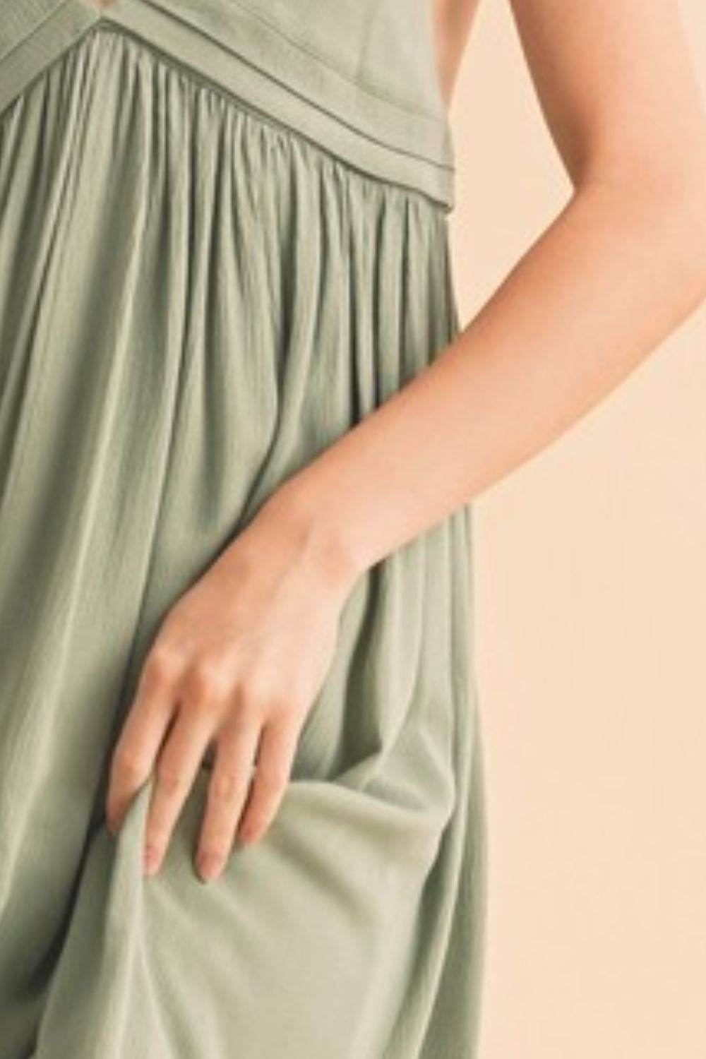 Aemi + Co Ruched Plunge Mini Cami Dress in Pale green - us.meeeshop