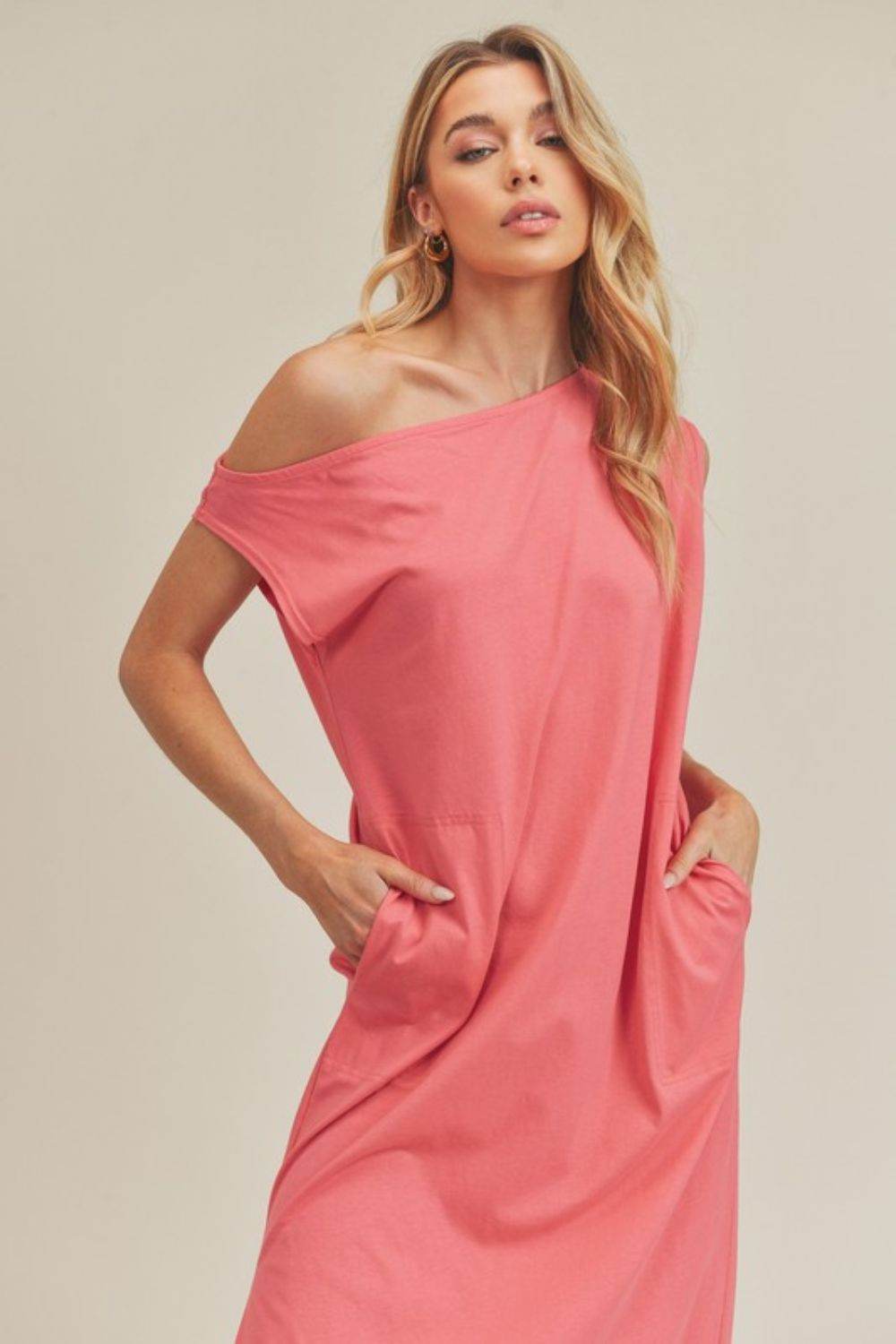 Aemi + Co Side Slit Round Neck Sleeveless Midi Dress in Coral - us.meeeshop