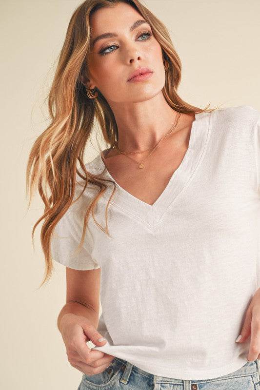 Aemi + Co Side Slit V-Neck Short Sleeve Cropped T-Shirt in White - us.meeeshop