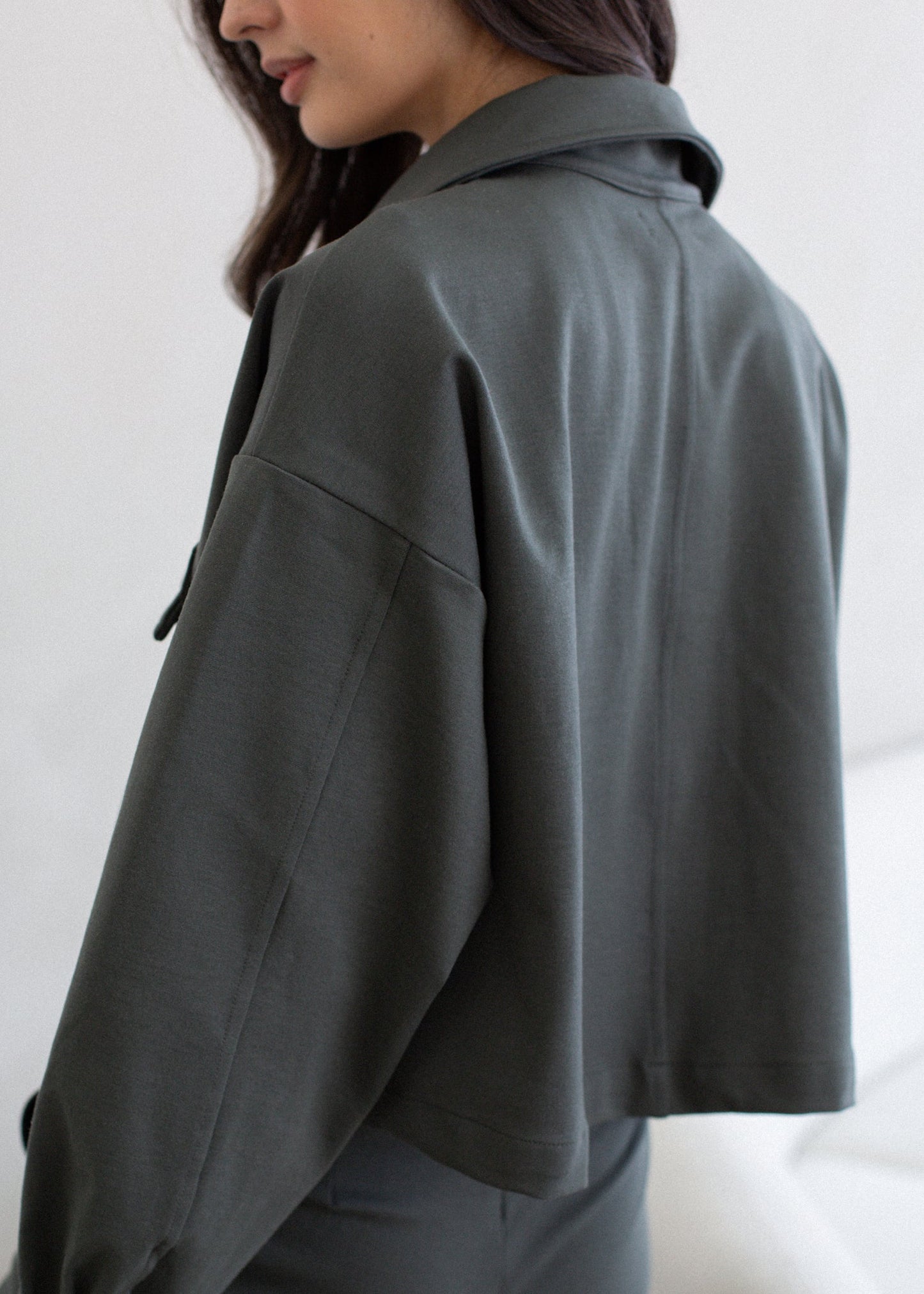 Cropped Worker's Jacket in L view 4 - Casual Office Outfit - Cropped Work Jacket (layer)