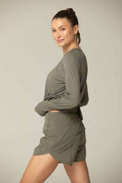 Daybreak Lightweight Long Sleeve Workout Shirt – Thumbhole Sleeves & Split Hem - MeeeShop Women's Fashion