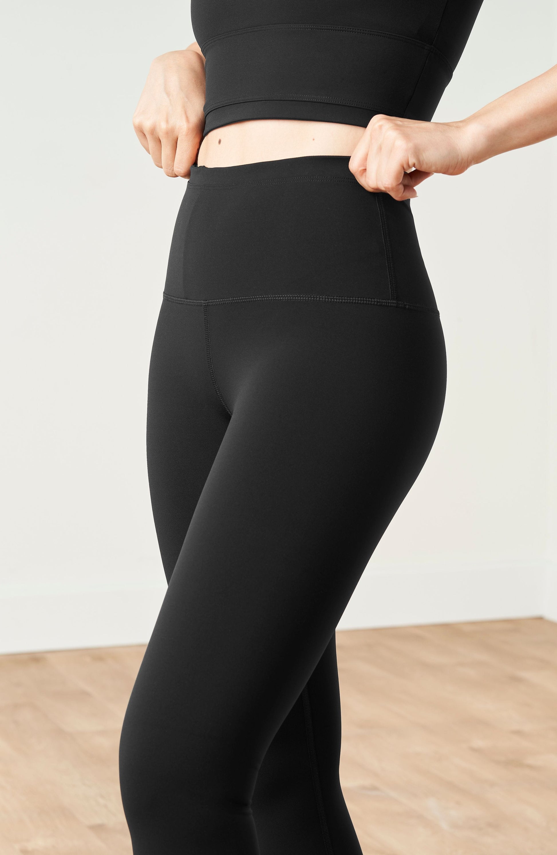 Elastique Athletics Lisse Compression Leggings in Black / Noir view 3 - Lisse Leggings (bottom)