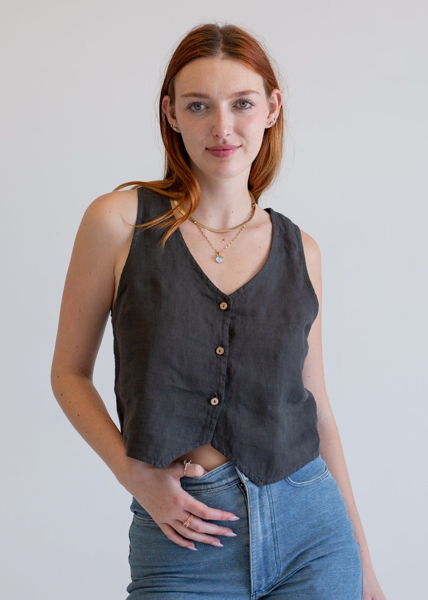 Glee + Co Linen Vest in S view 6 - Jaka Szerokość (layer)