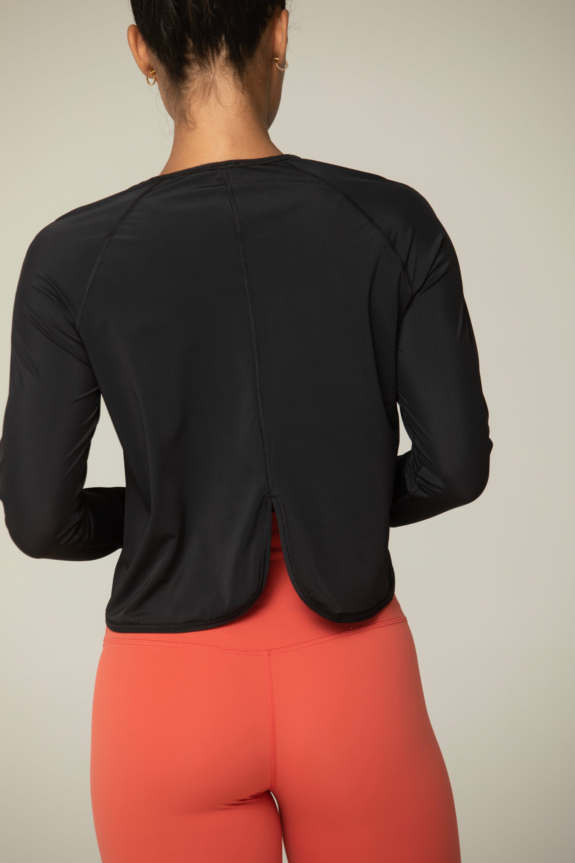 Helloday.us Daybreak Lightweight Long Sleeve Workout Shirt – Thumbhole Sleeves & Split Hem in BLACK view 6 - Casual Office Ou
