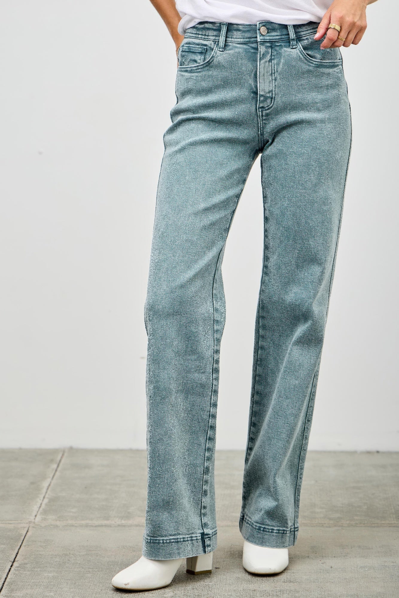 High Rise Slim Wide Straight in Acid green view 16 - High-Waisted - High Rise Straight Leg Jeans (bottom)