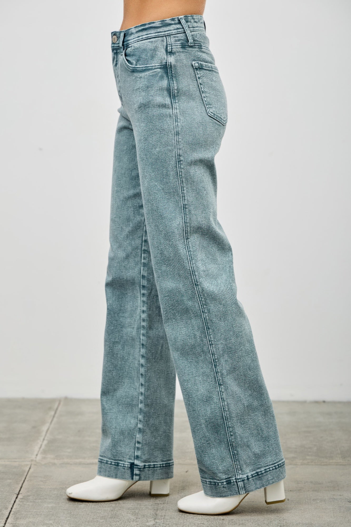 High Rise Slim Wide Straight in Acid green view 18 - High-Waisted - High Rise Straight Leg Jeans (bottom)