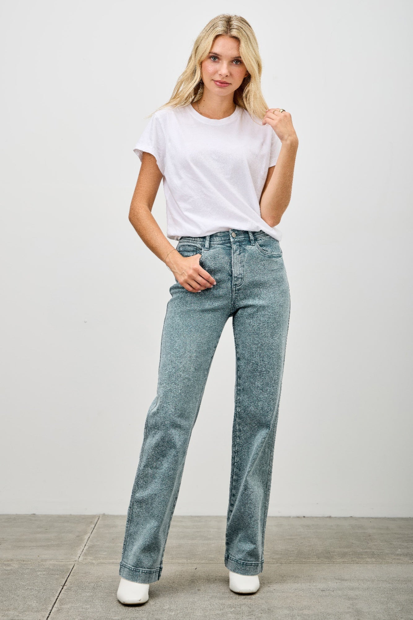 High Rise Slim Wide Straight in Bric red view 20 - High-Waisted - High Rise Straight Leg Jeans (bottom)