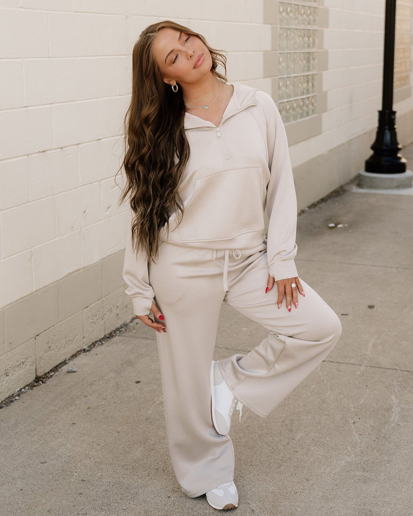 Indie & Co. Harlow Set Active Pants 2pcs Outfit - Taupe in Jet Stream view 4 - Outfit Taupe (bottom)