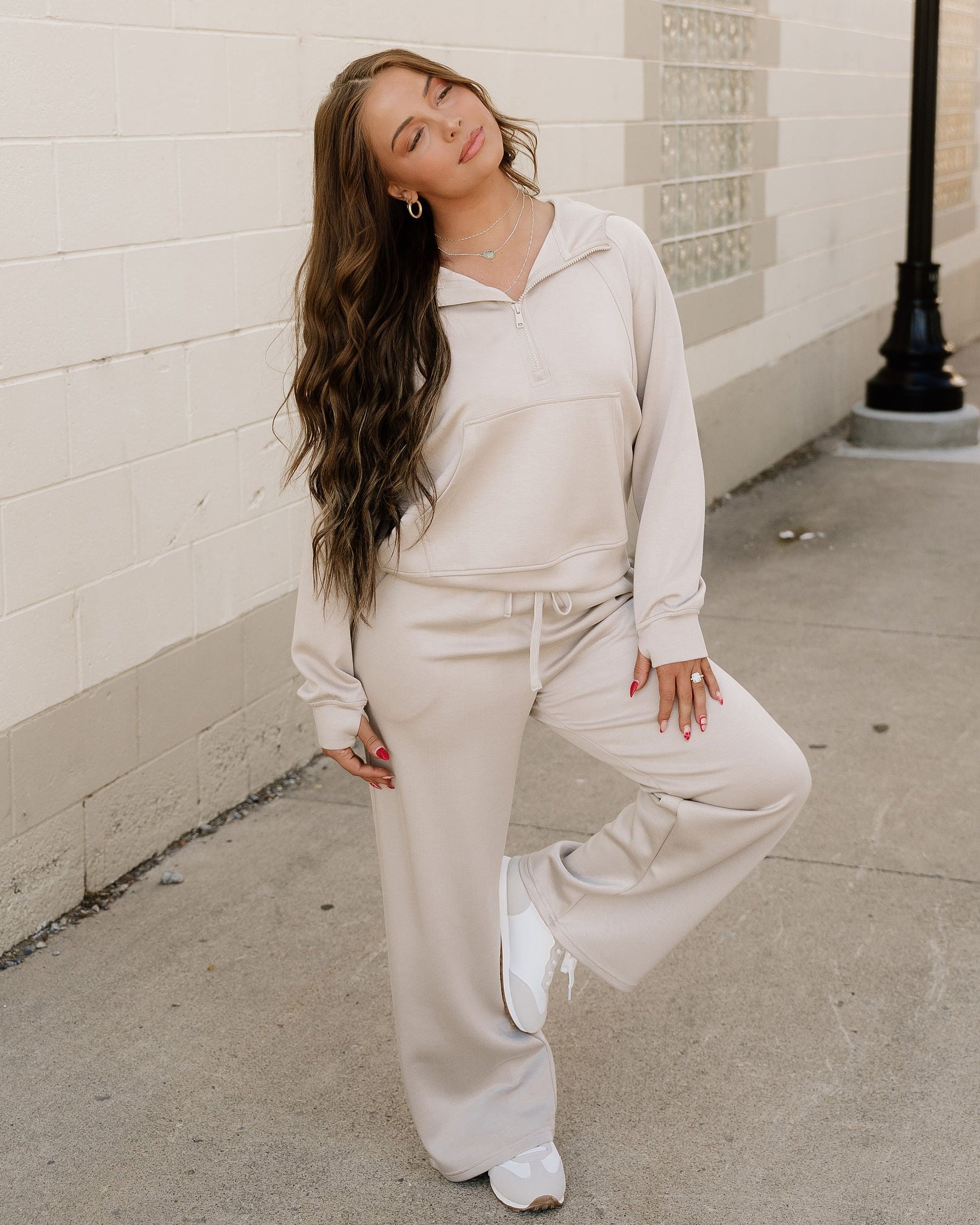 Indie & Co. Harlow Set Active Pants 2pcs Outfit - Taupe in Jet Stream view 4 - Outfit Taupe (bottom)