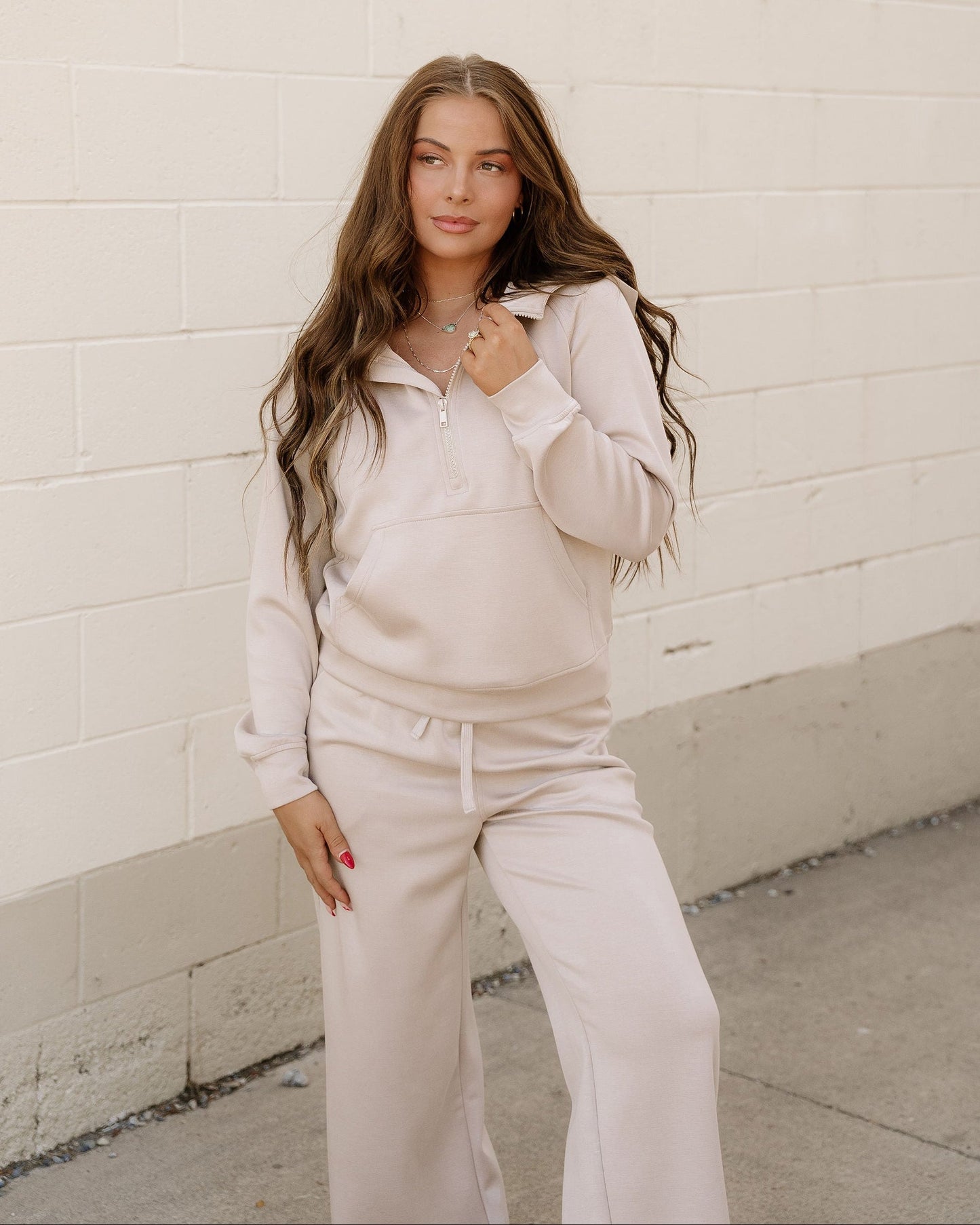 Indie & Co. Harlow Set Active Pants 2pcs Outfit - Taupe view 5 - Outfit Taupe (bottom)