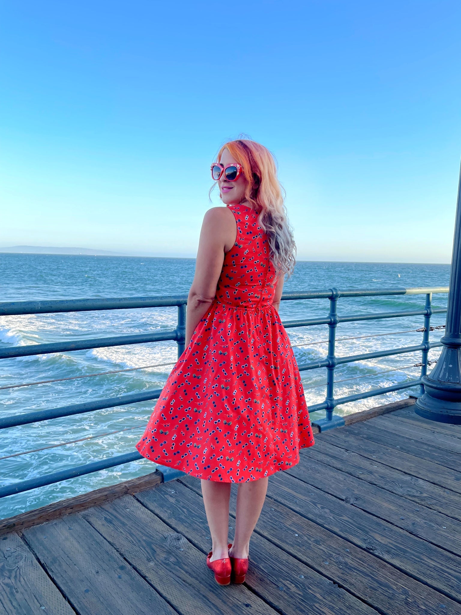 Retrolicious Sunglasses Vintage Dress in L view 4 - Vintage Dressing Sunglasses