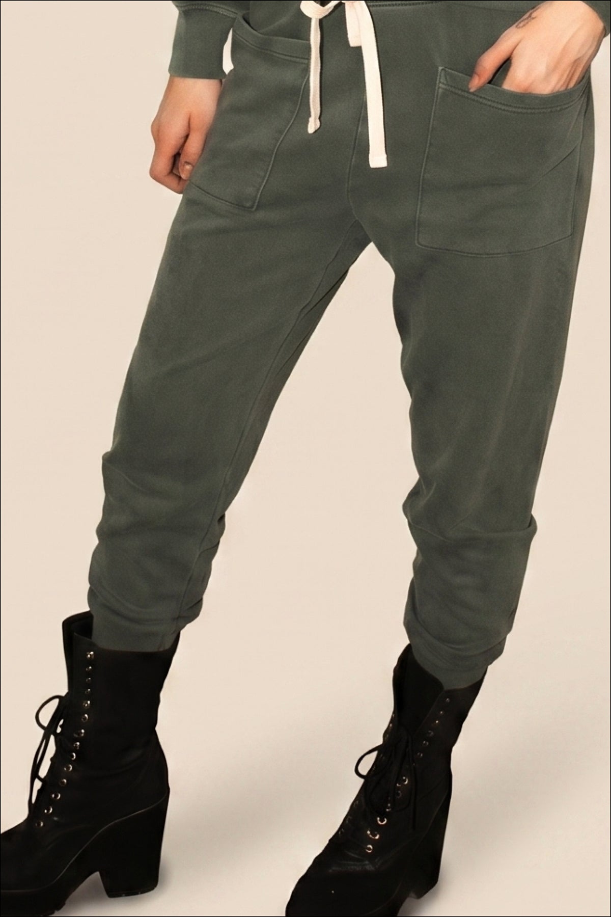 The Birdie Joggers - Olive in S view 2 - Joggers Olive (bottom)