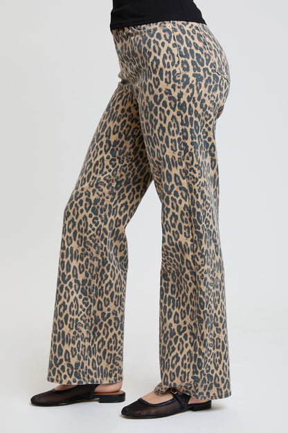 Women's High Rise Animal Print Wide Leg Jeans in Cheetah view 3 - High-Waisted - Women High Jeans (bottom)