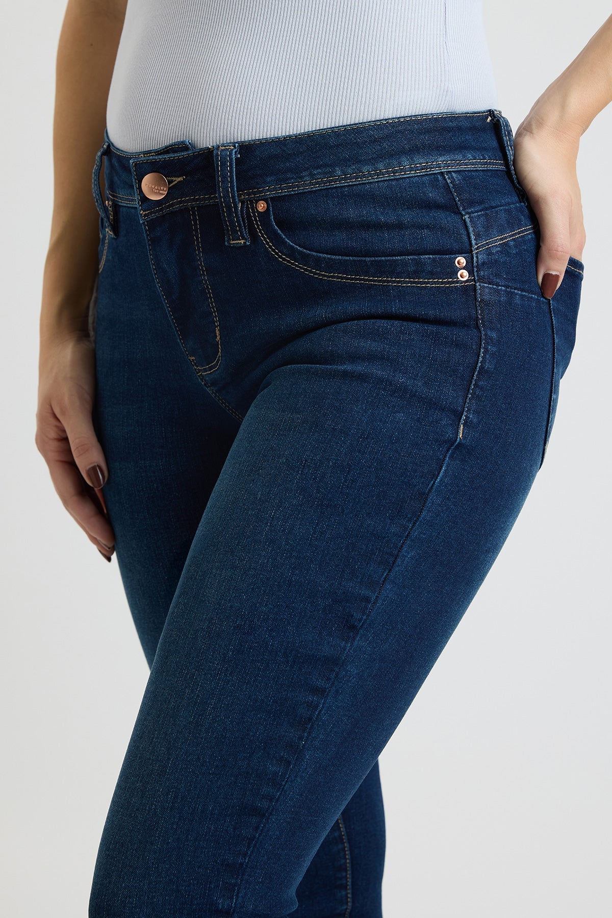 Women's High Rise Curve Confidence Skinny Jeans in D Dark Blue view 12 - High-Waisted - Women High Jeans (bottom)
